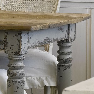 shabby chic trend_worn table